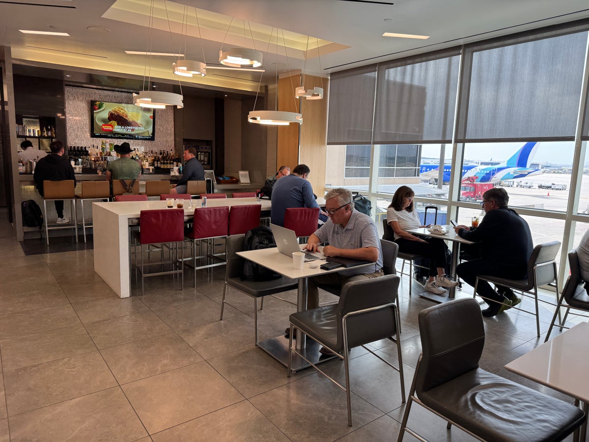 Admirals Club IAH bar Admirals Club IAH bar