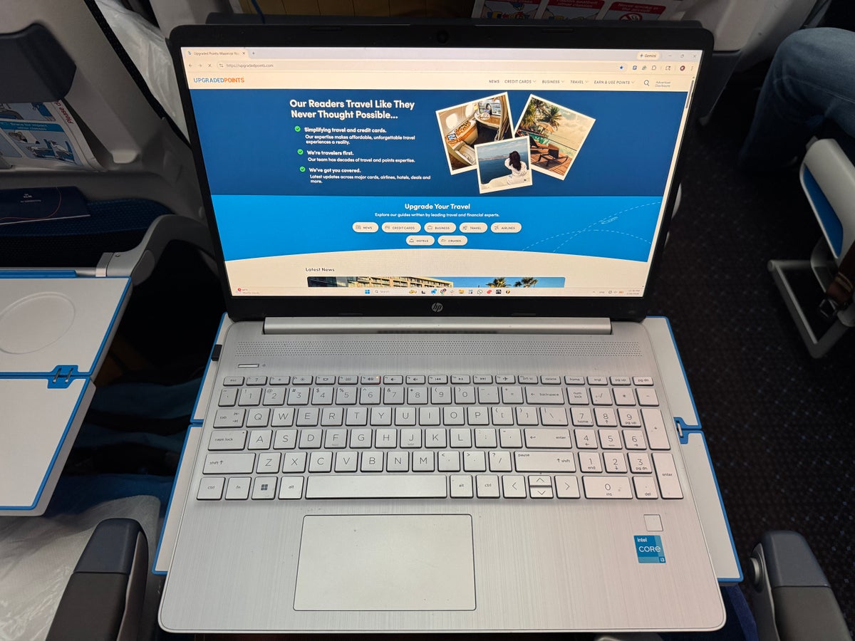 klm-787-10-economy-iah-ams-laptop-on-tray-table KLM 787 10 economy IAH AMS laptop on tray table