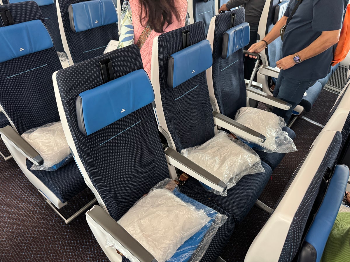 klm-787-10-economy-iah-ams-row-33-center KLM 787 10 economy IAH AMS row 33 center