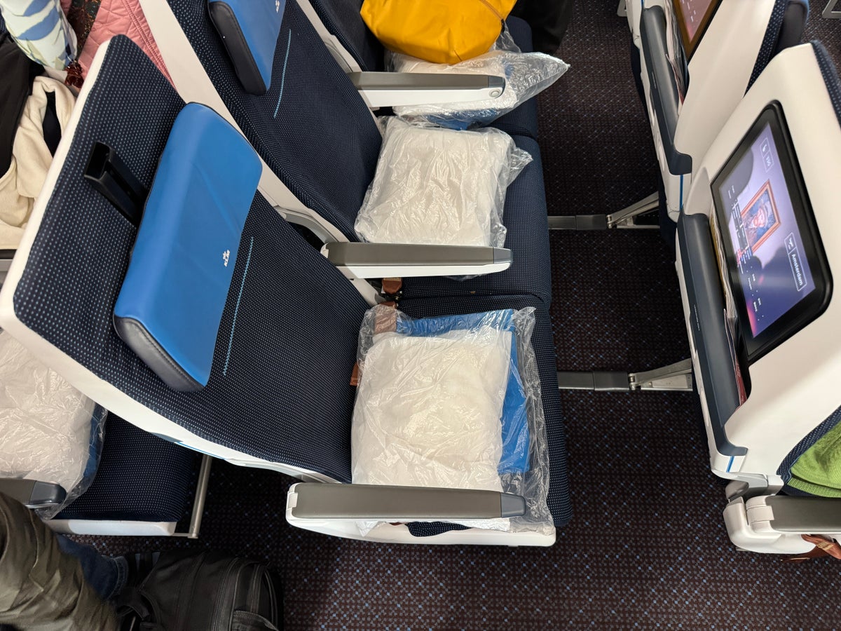 klm-787-10-economy-iah-ams-seat-33g KLM 787 10 economy IAH AMS seat 33G
