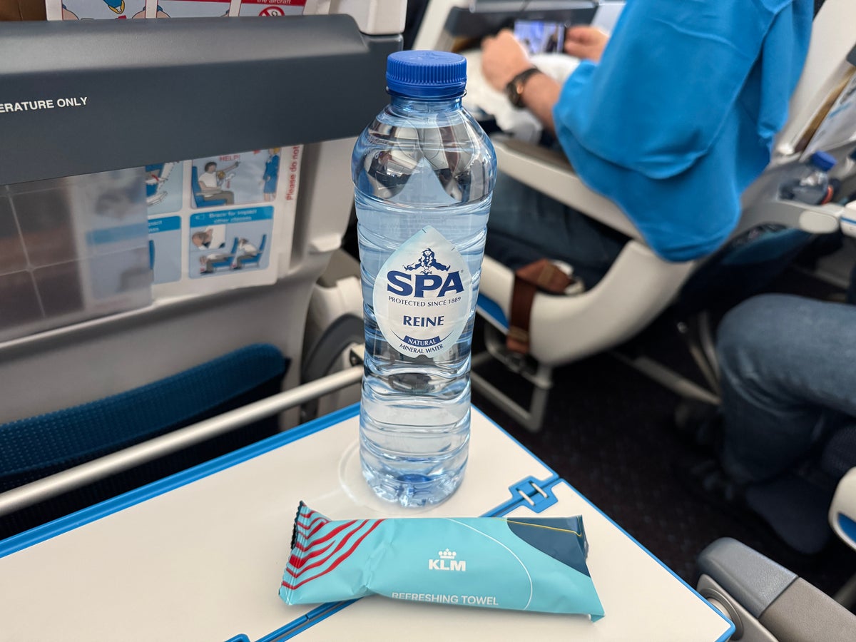 KLM 787 10 economy IAH AMS water towel KLM 787 10 economy IAH AMS water towel