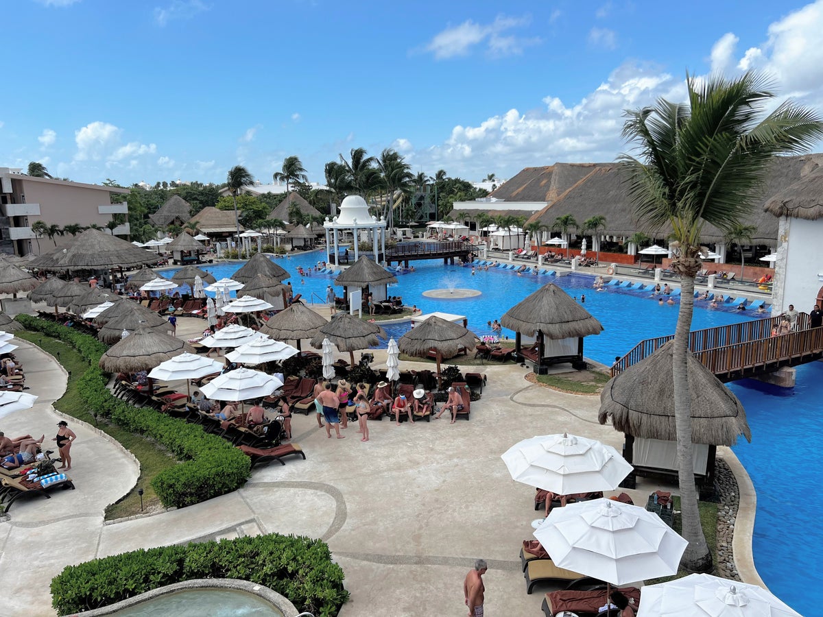 main-pool-at-dreams-sapphire-resort-in-mexico Main pool at Dreams Sapphire Resort in Mexico
