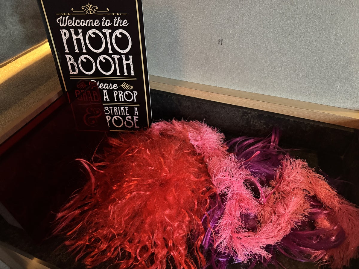 moxy-miami-wynwood-photo-booth-sign-and-boas Moxy Miami Wynwood Photo Booth Sign and Boas