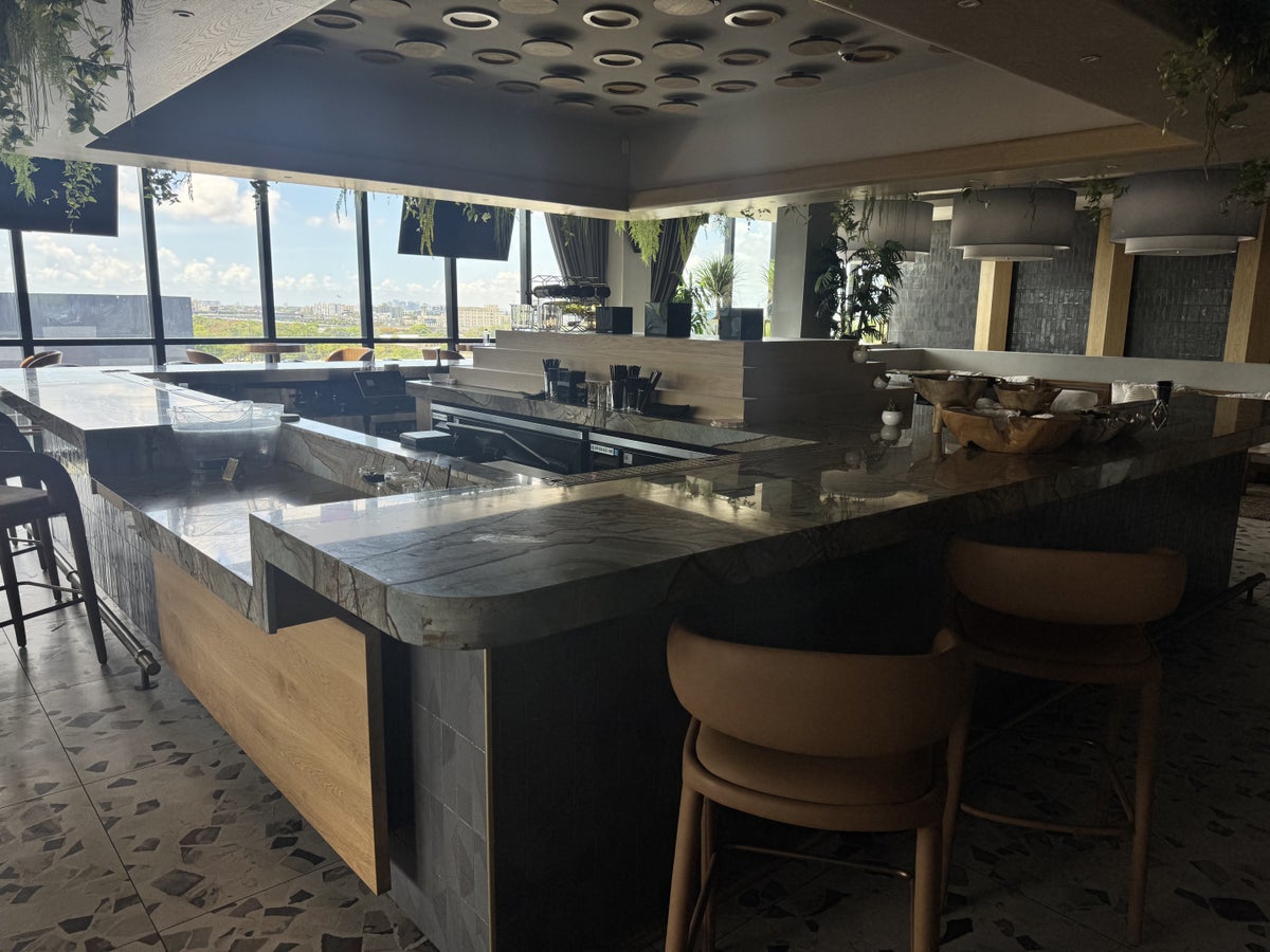 moxy-miami-wynwood-rooftop-bar-counter Moxy Miami Wynwood Rooftop Bar Counter