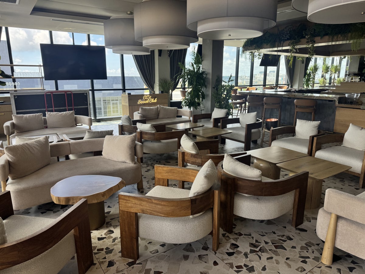 moxy-miami-wynwood-rooftop-bar-indoor-lounge Moxy Miami Wynwood Rooftop Bar Indoor Lounge