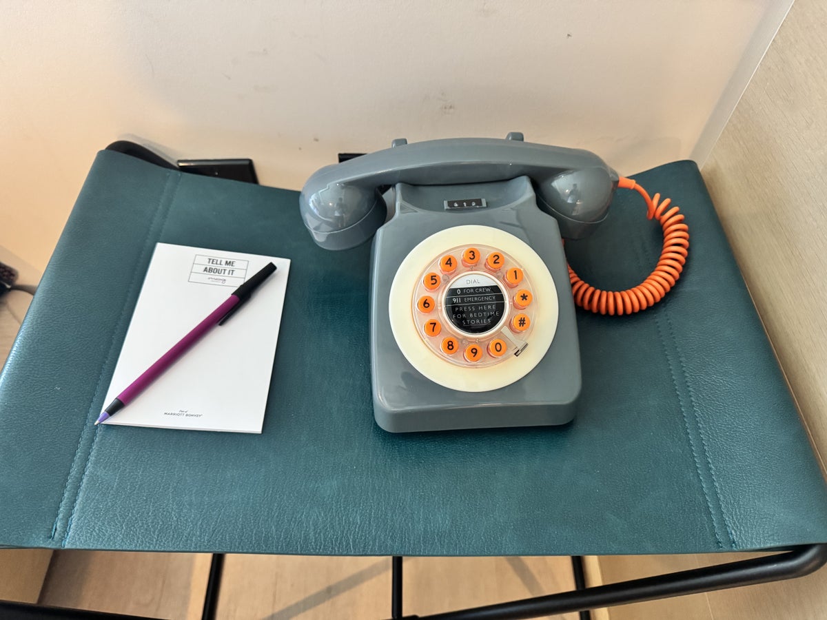 moxy-miami-wynwood-vintage-phone-on-desk Moxy Miami Wynwood Vintage Phone on Desk