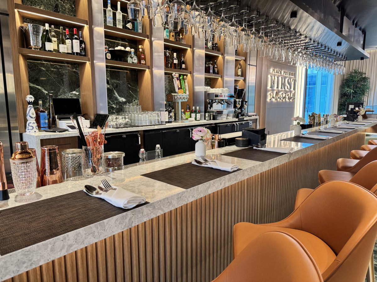 plaza-premium-first-dfw-bar-counter Plaza Premium First DFW Bar Counter