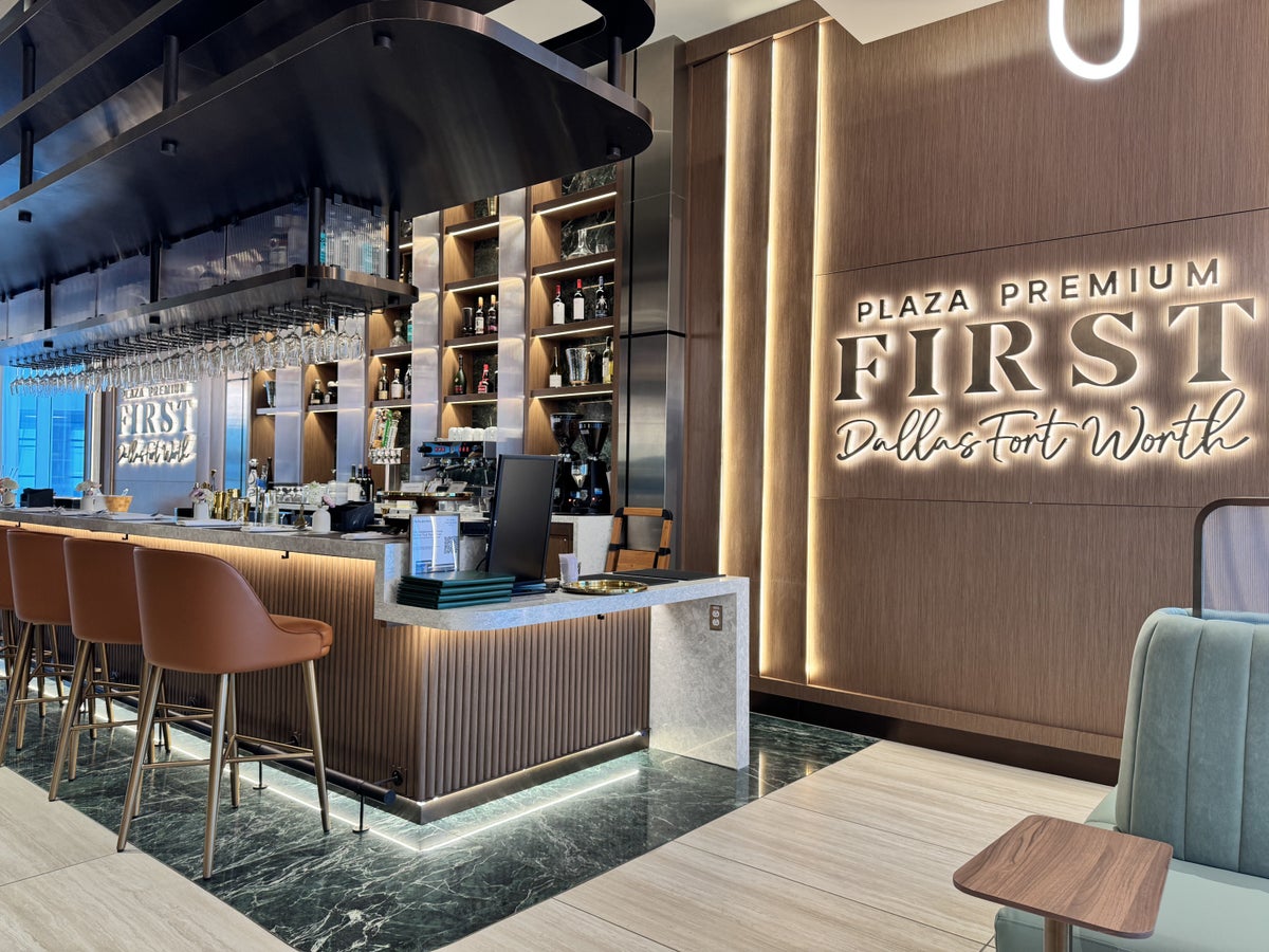 plaza-premium-first-dfw-bar-signage Plaza Premium First DFW Bar Signage