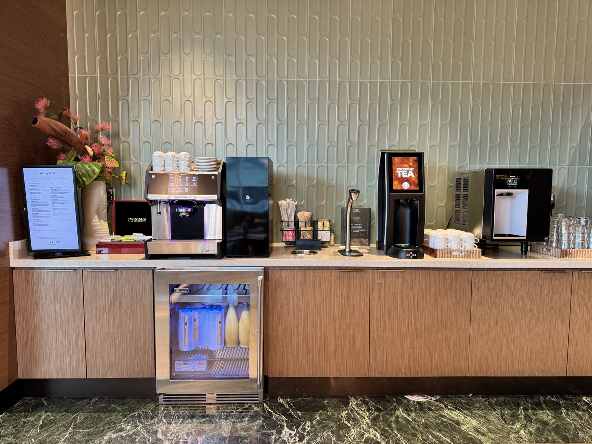 plaza-premium-first-dfw-beverage-station Plaza Premium First DFW Beverage Station
