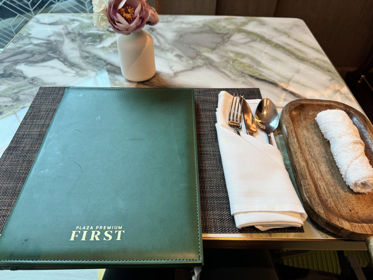 plaza-premium-first-dfw-place-setting Plaza Premium First DFW Place Setting