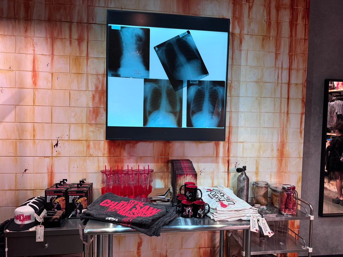 universal-horror-unleashed-las-vegas-texas-chainsaw-massacre-retail Universal Horror Unleashed Las Vegas Texas Chainsaw Massacre retail