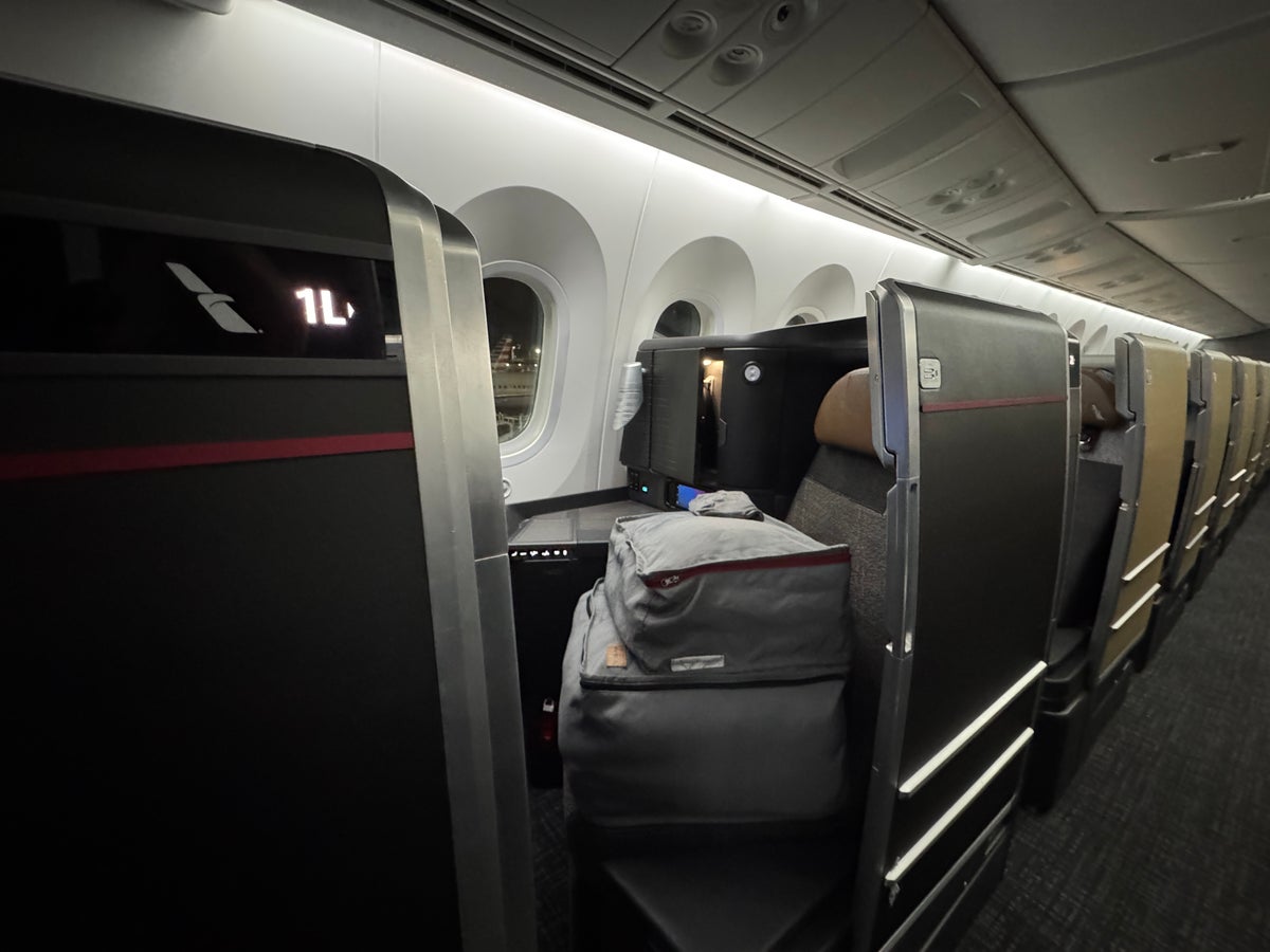 AA Flagship Suite Business Class Side Suite