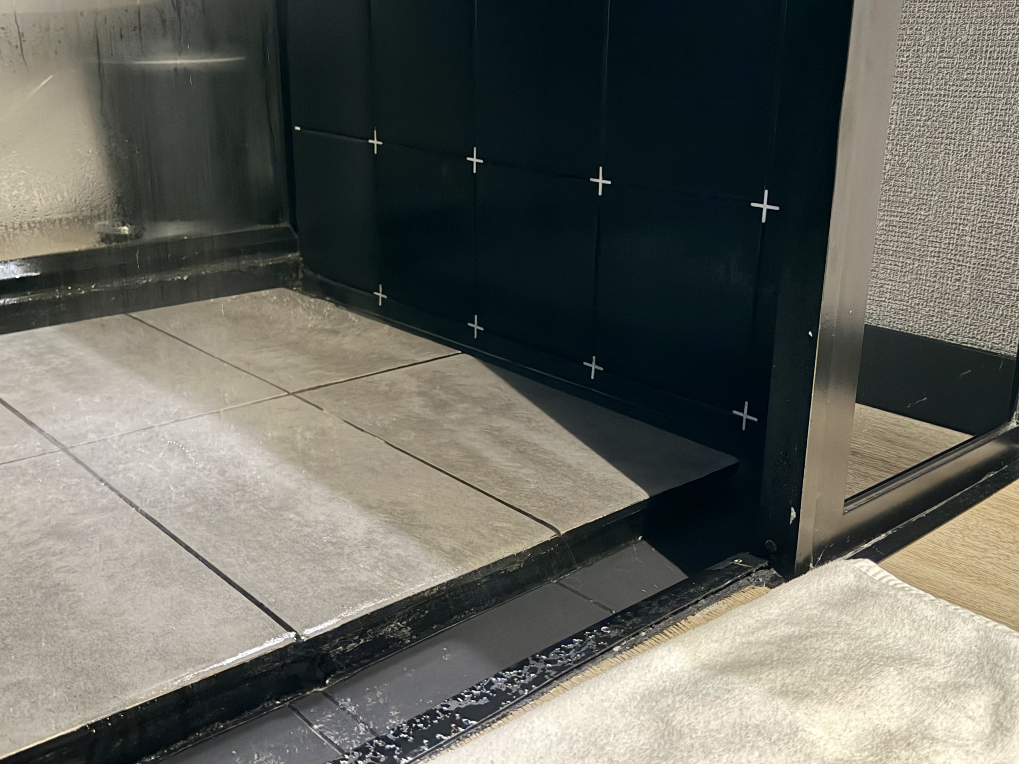 hyatt-click-clack-medellin-shower-step Hyatt Click Clack Medellin shower step