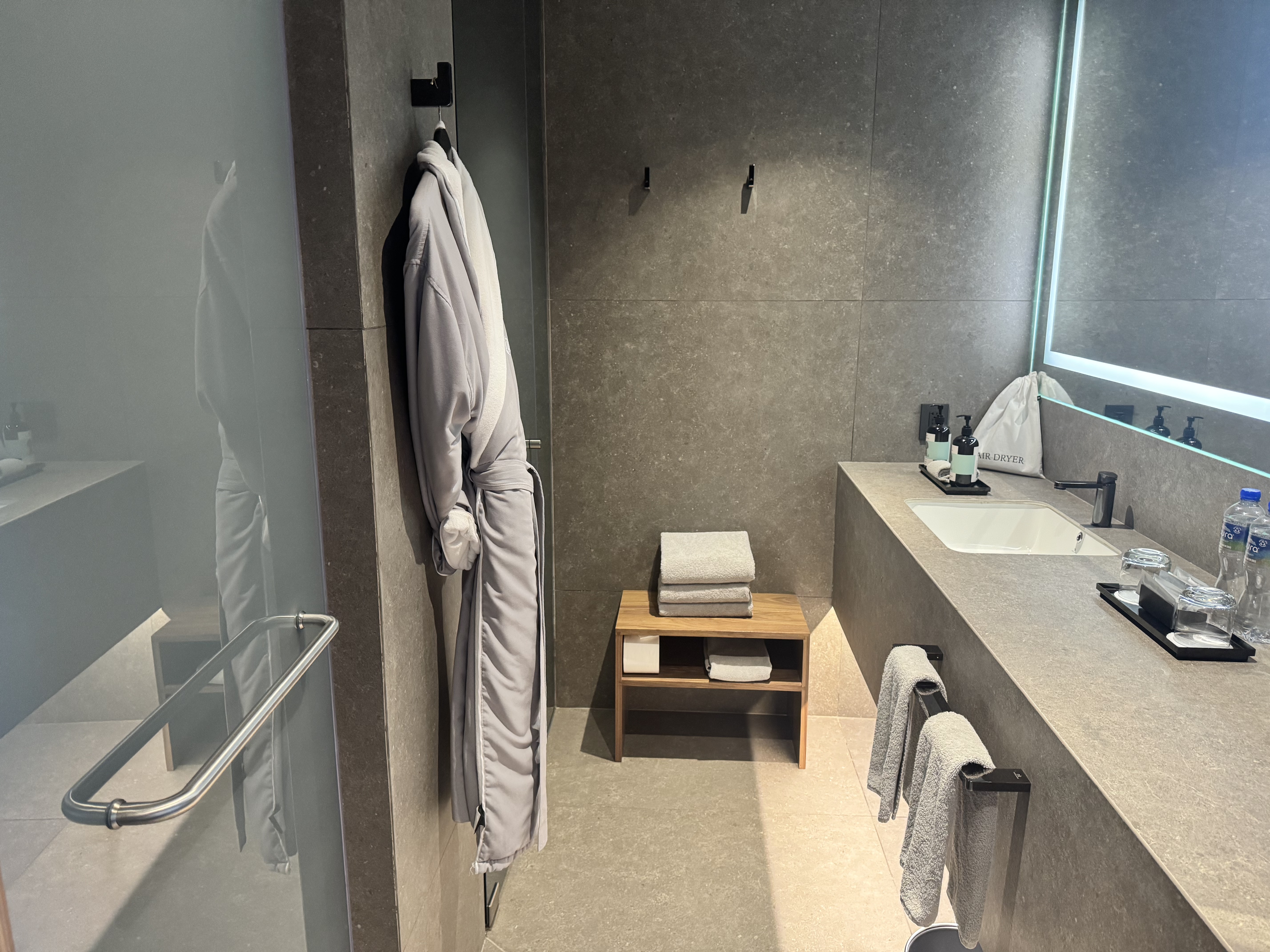 intercontinental-presidente-monterrey-bathroom-bathrobes InterContinental Presidente Monterrey Bathroom Bathrobes