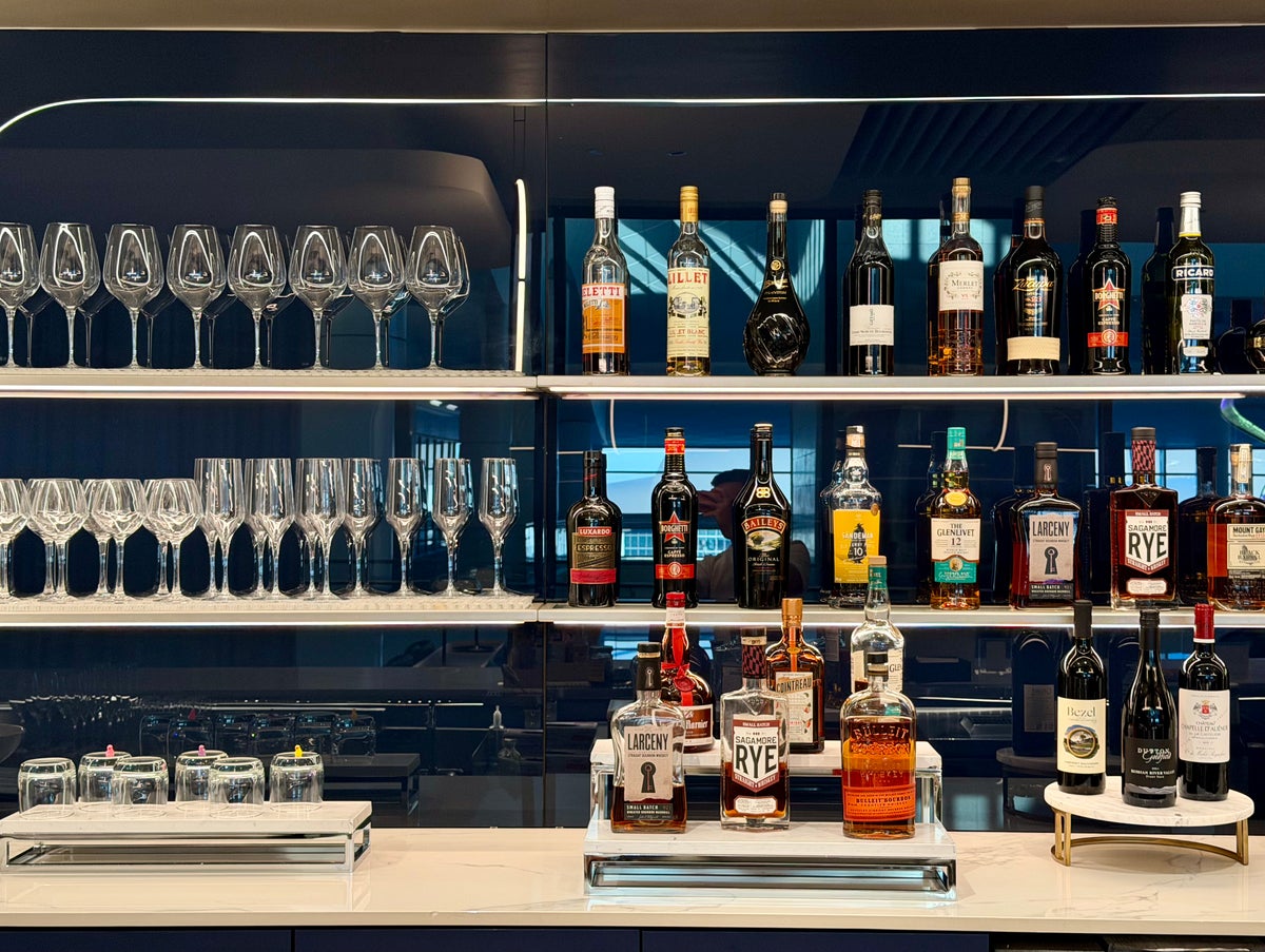LAX Air France Lounge bar back