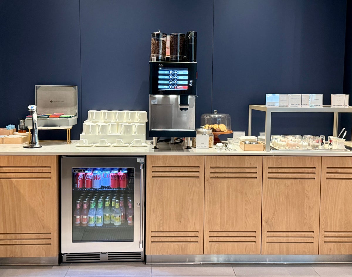 LAX Air France Lounge grab and go