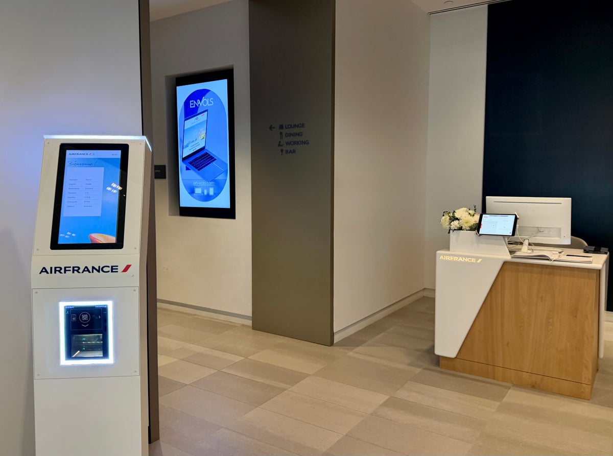 LAX Air France Lounge self check in