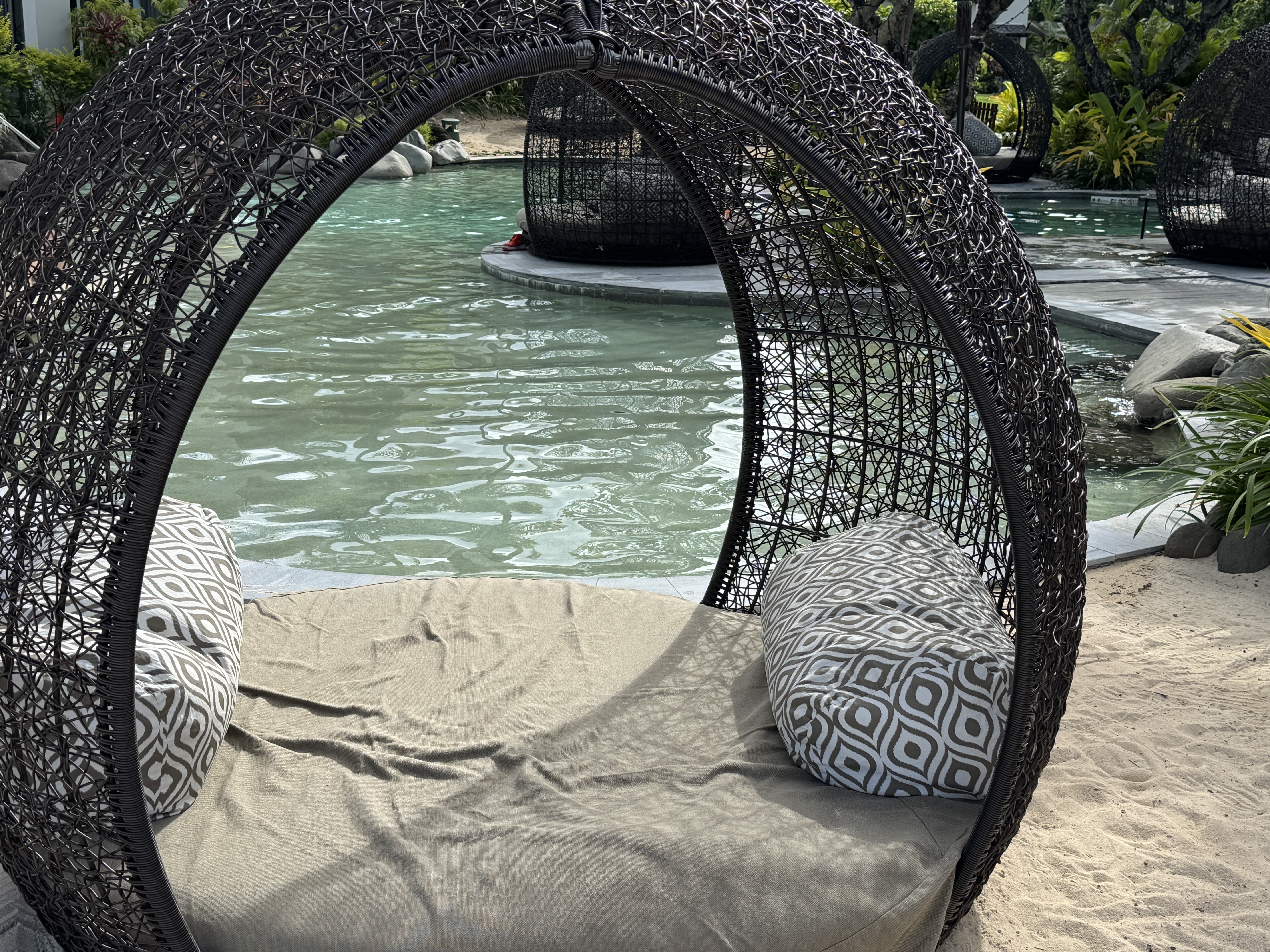 sheraton-fiji-golf-beach-resort-daybed-by-pool Sheraton Fiji Golf & Beach Resort daybed by pool