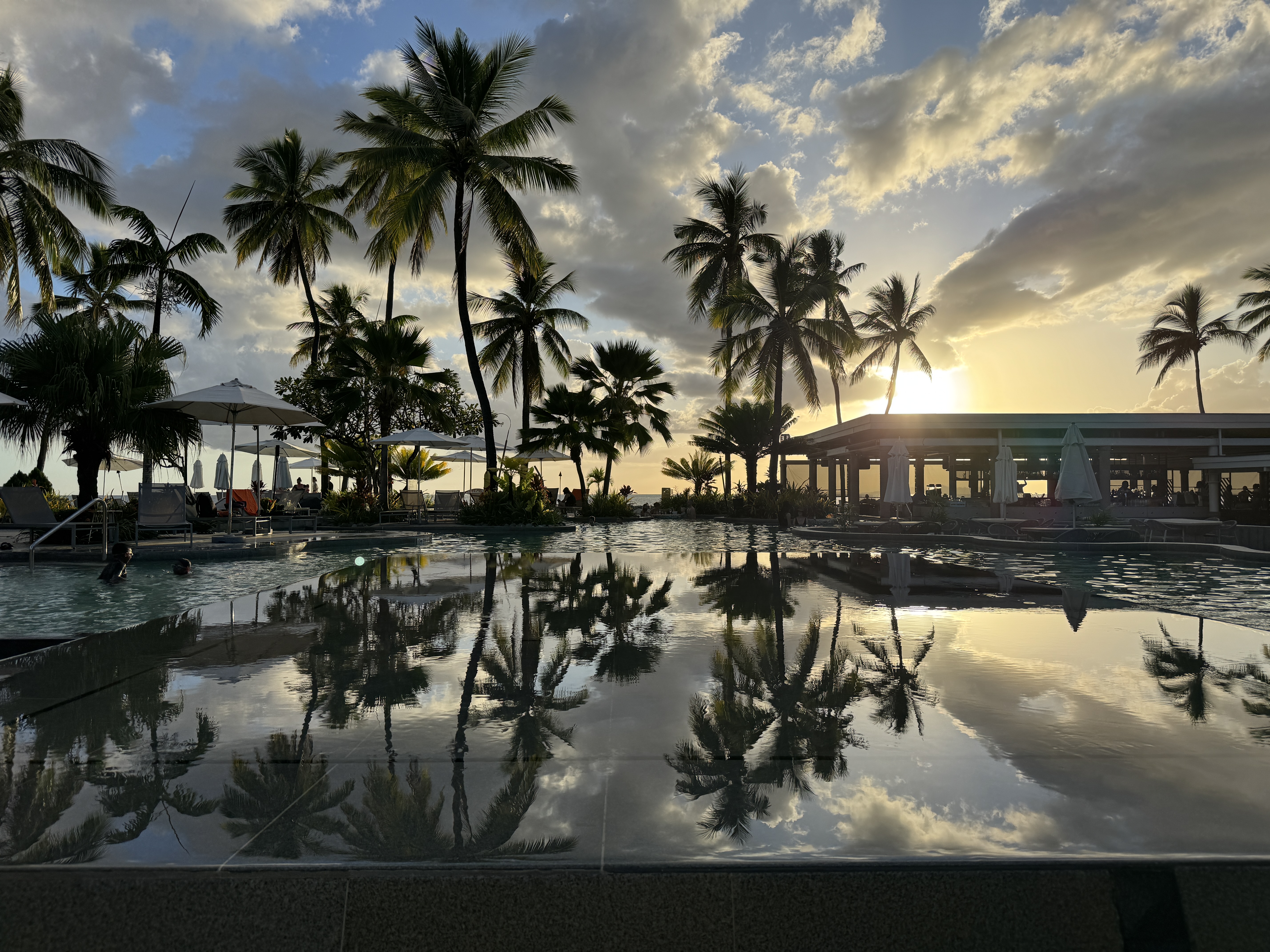 sheraton-fiji-golf-beach-resort-pool-sunset Sheraton Fiji Golf & Beach Resort pool sunset