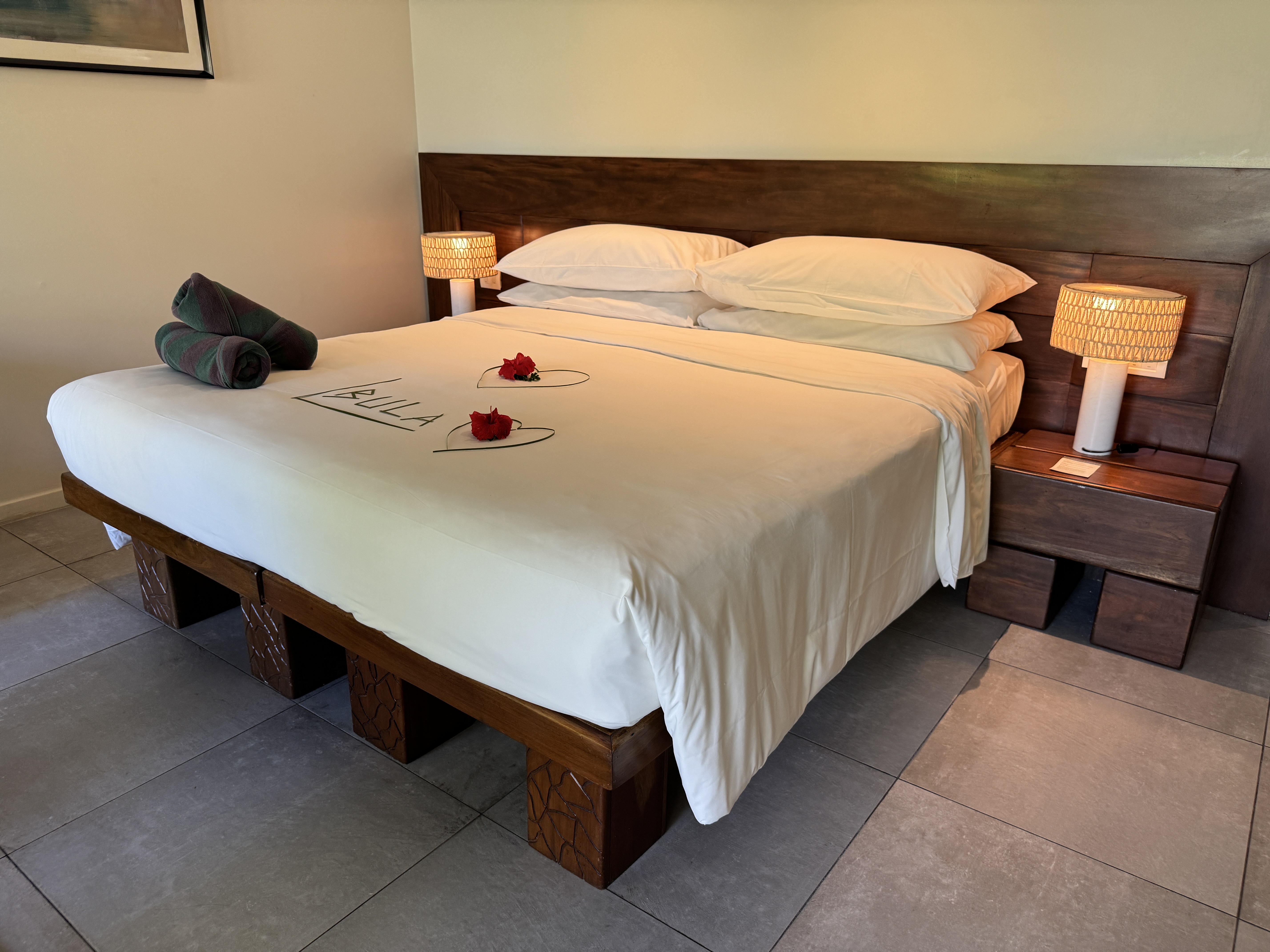 sheraton-tokoriki-island-king-bed-with-bula-greeting-heart-shaped-flower-decoration-1 Sheraton Tokoriki Island King bed with bula greeting heart shaped flower decoration
