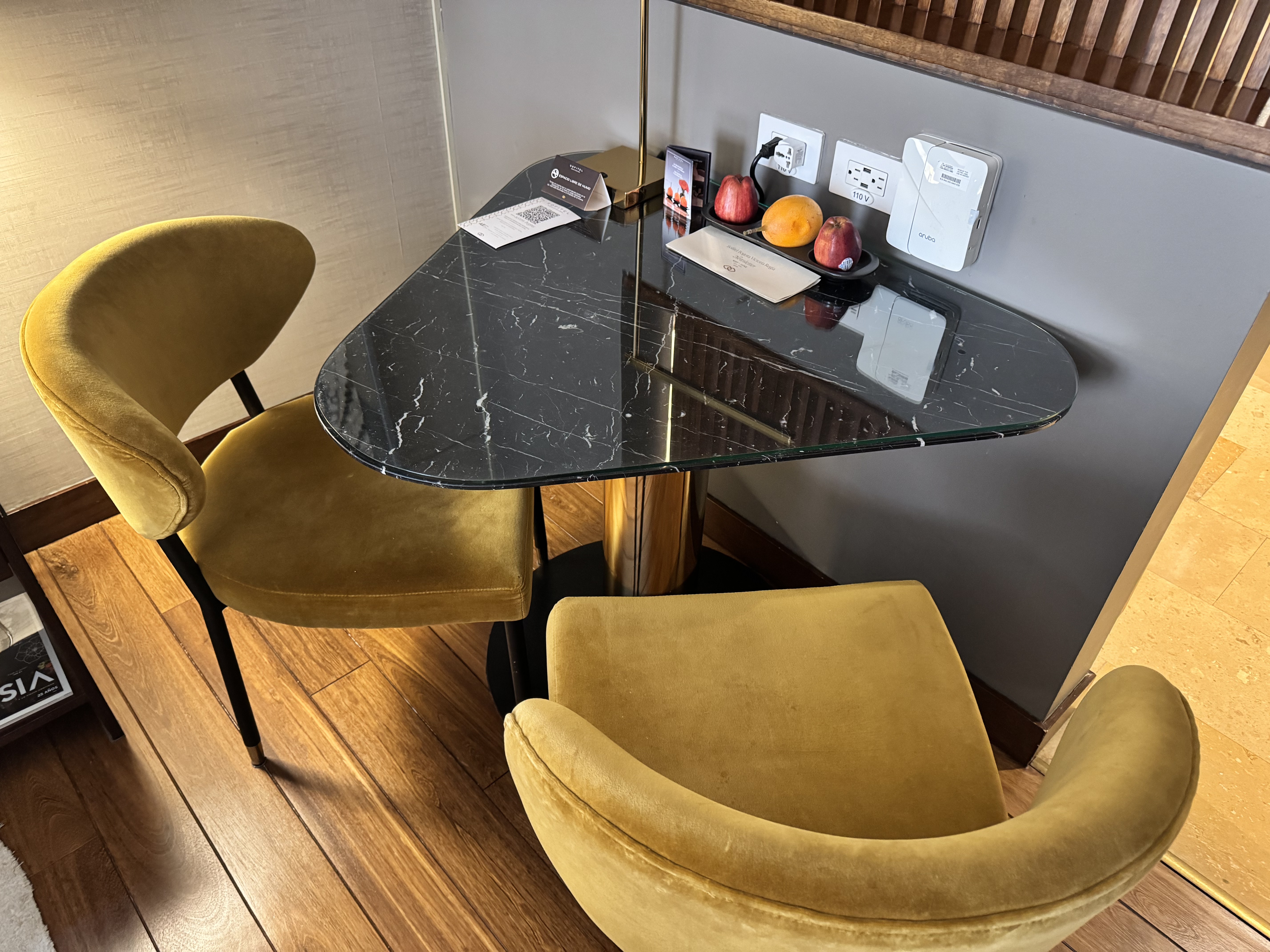 sofitel-bogota-victoria-regia-sitting-table Sofitel Bogota Victoria Regia Sitting Table