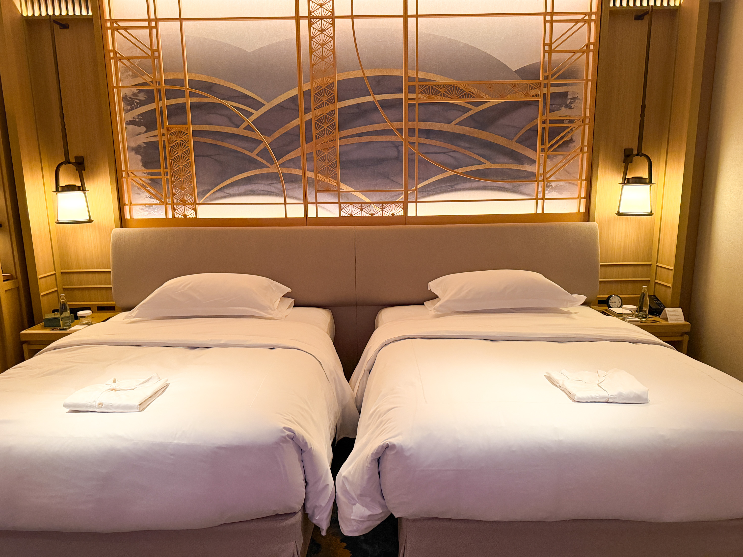 waldorf-astoria-osaka-twin-beds-artwork-headboard Waldorf Astoria Osaka Twin Beds Artwork Headboard