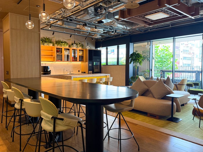 caption-by-hyatt-kabutocho-tokyo-coworking-table Caption by Hyatt Kabutocho Tokyo coworking table