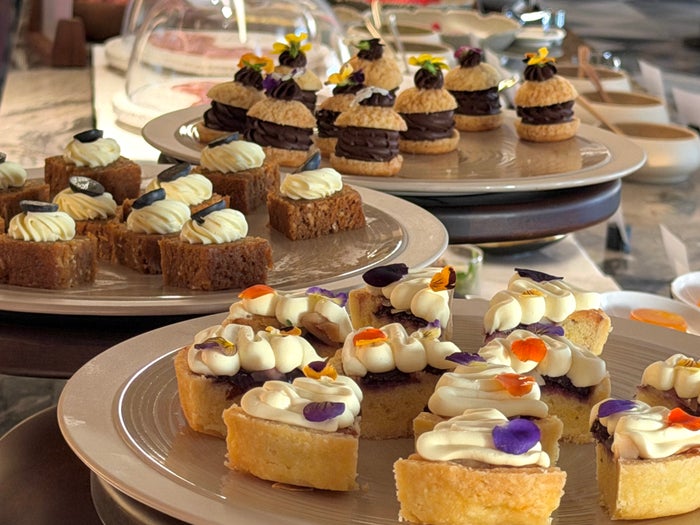 fairmont-hanoi-gold-lounge-afternoon-tea-desserts Fairmont Hanoi Gold Lounge afternoon tea desserts