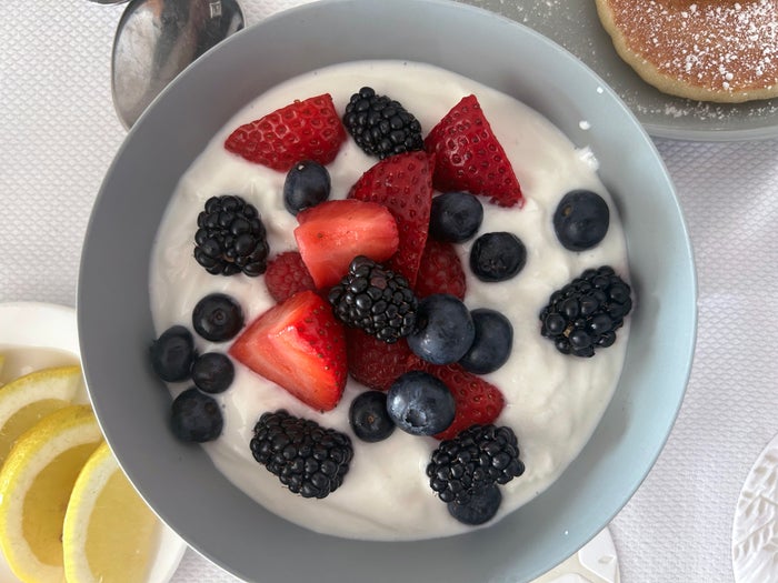 four-seasons-chicago-room-service-yogurt-fruit Four Seasons Chicago room service yogurt fruit