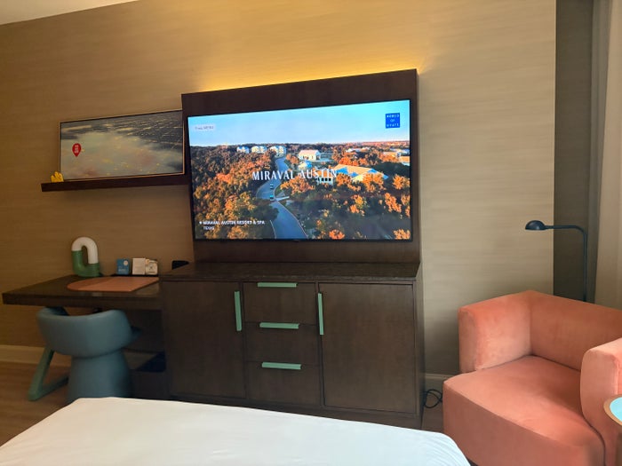 Hyatt Centric Mag Mile tv and desk