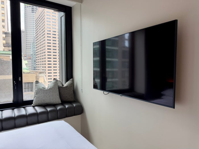 Kimpton Era Midtown room TV