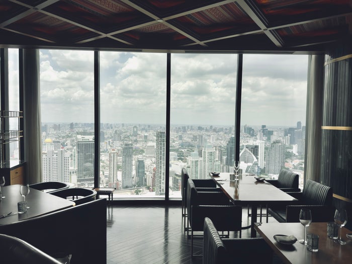 waldorf-astoria-bangkok-view-windows-bull-bear Waldorf Astoria Bangkok view windows Bull & Bear
