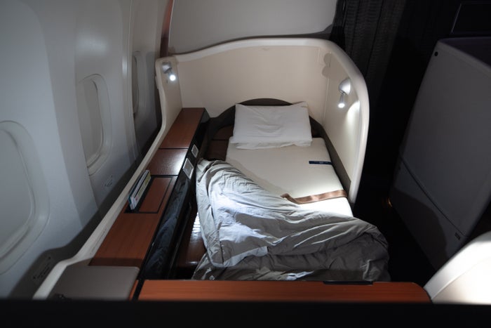 japan-airlines-777-first-bed-front Japan Airlines 777 first bed front