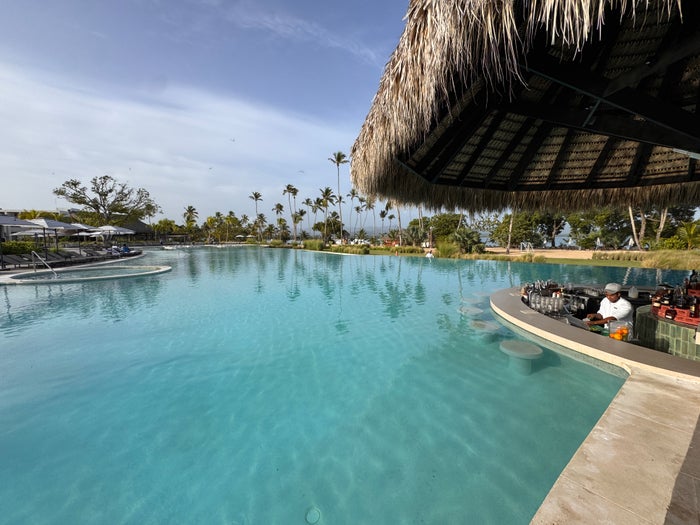zemi-miches-main-pool-swim-up-bar Zemi Miches main pool swim up bar
