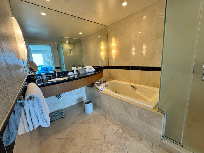 Diplomat Beach Resort bathroom and bathtub