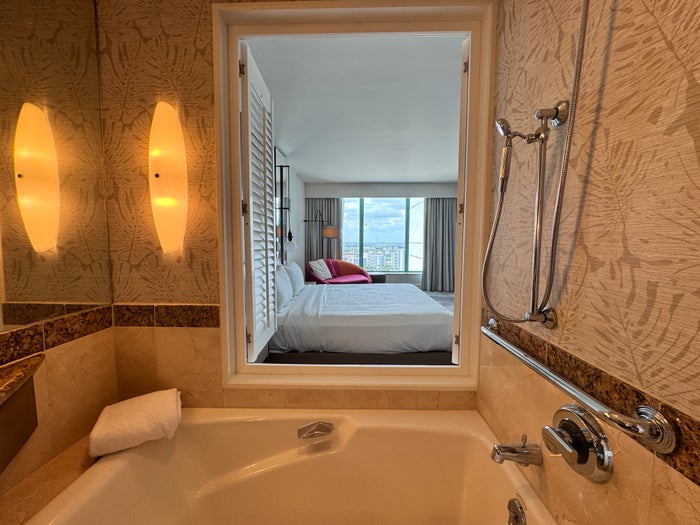 Diplomat king room bathtub view