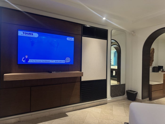 hyatt-vivid-playa-del-carmen-bedroom-tv Hyatt Vivid Playa del Carmen Bedroom TV