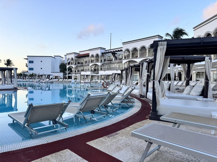 hyatt-vivid-playa-del-carmen-pool-cabanas-1 Hyatt Vivid Playa del Carmen Pool Cabanas