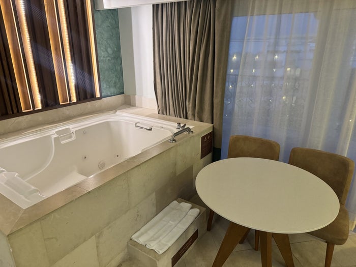 hyatt-vivid-playa-del-carmen-suite-jacuzzi Hyatt Vivid Playa del Carmen Suite Jacuzzi