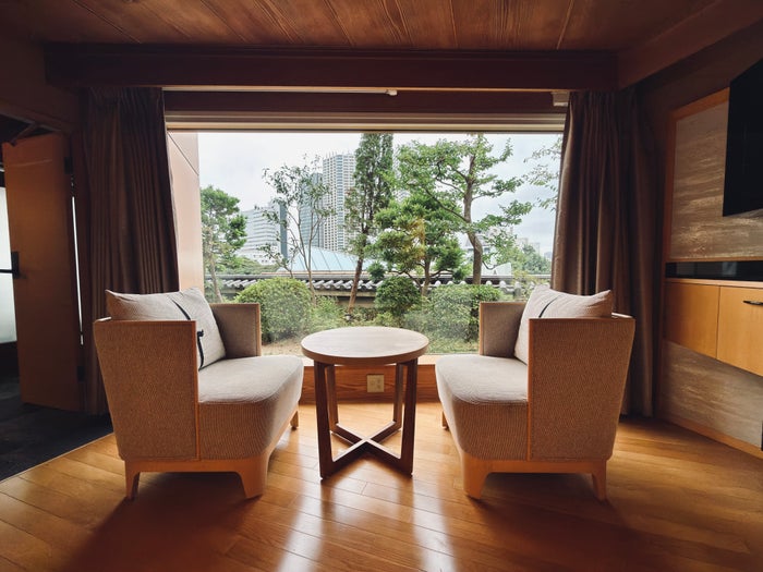 gajoen-tokyo-room-armchairs-with-view Gajoen Tokyo room armchairs with view