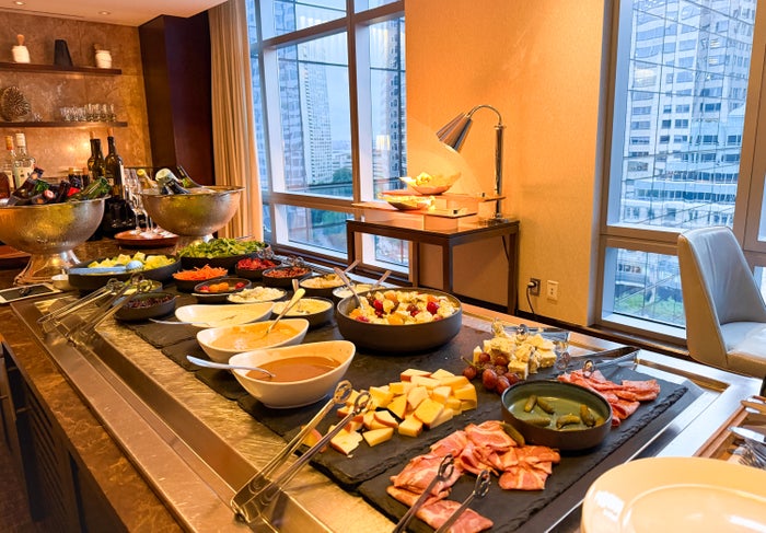 intercontinental-boston-by-ihg-lounge-evening-snacks-image-credit-chris-hassan InterContinental Boston by IHG lounge evening snacks Image Credit Chris Hassan