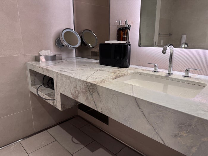 soho-lounge-jfk-shower-suite-vanity Soho Lounge JFK shower suite vanity