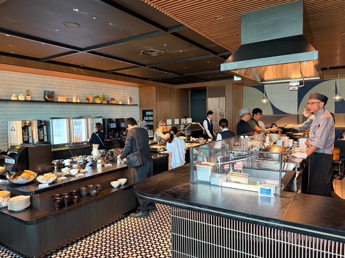 Tokyo Amex Centurion Lounge open kitchen and buffet
